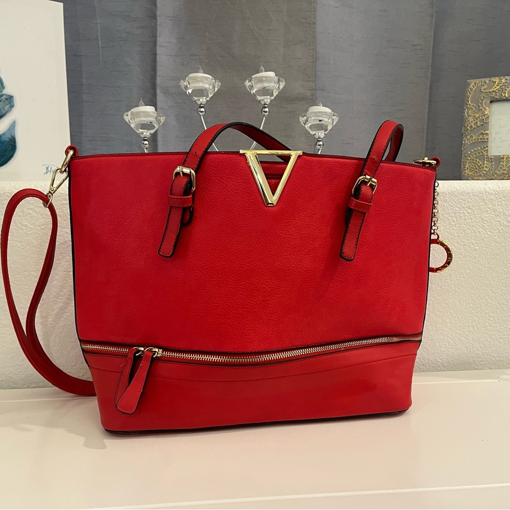 🟢🟢Red faux leather tote bag.🟢🟢